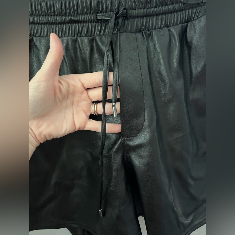Paige Vivette Leather Look Shorts In Black Size Small New - Picture 7 of 11